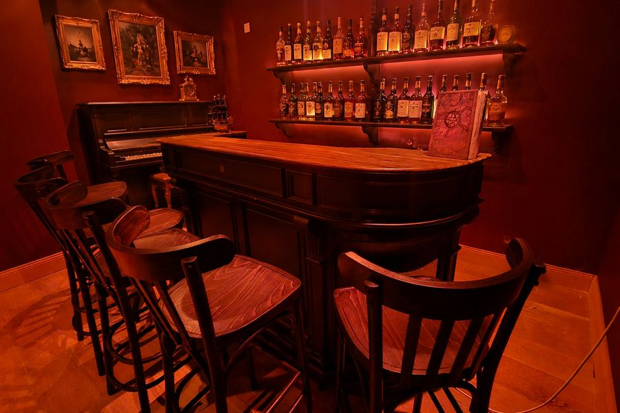 Le Speakeasy, un bar des années 1930 avec son comptoir et son piano